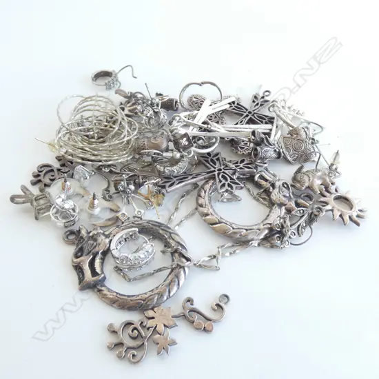 ASSORTED SILVER EARRINGS 