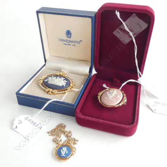 2 WEDGWOOD JASPER WARE BROOCHES & A PENDANT PASTE MOUNTS AND CHAIN