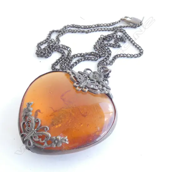 VINTAGE  SCORPION IN AMBER? HEART PENDANT (DIA 35MM) & CHAIN  A/F