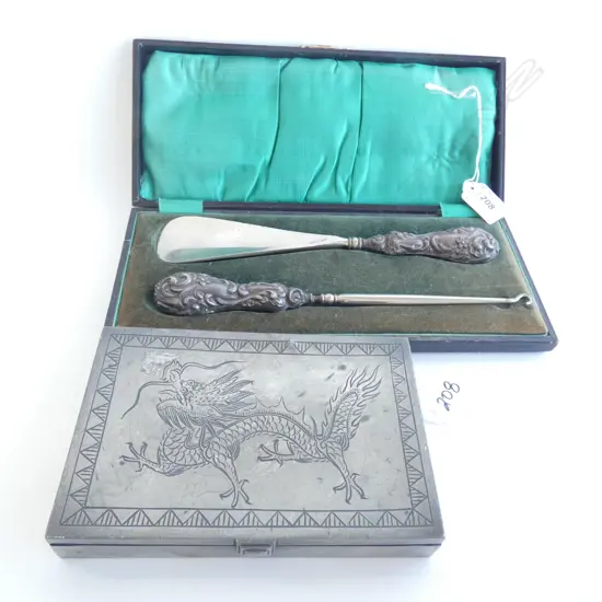 PEWTER BOX - DRAGON ENGRAVED LID L. 62MM & OLD  SHOE HORN & HOOK - IN BOX