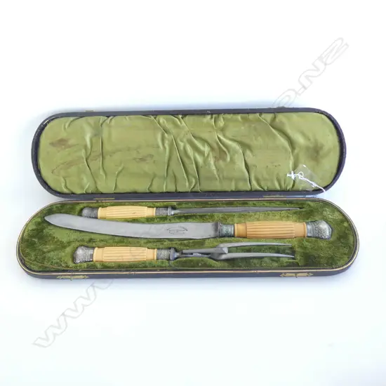 VINTAGE BOXED CARVING SET WITH CROWN ENDS