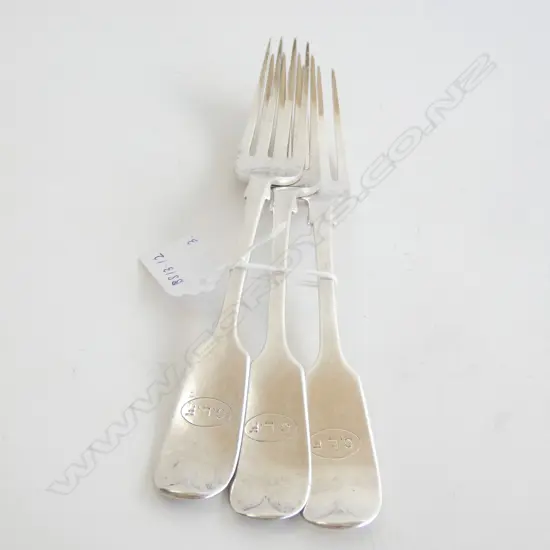 3 VICT SILVER FIDDLE PATTERN TABLE FORKS, LONDON 1876. 225gm