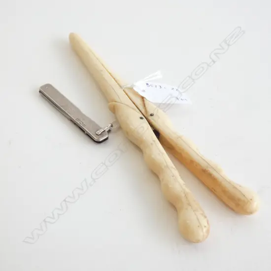 BONE GLOVE STRETCHERS & STG POCKET KNIFE