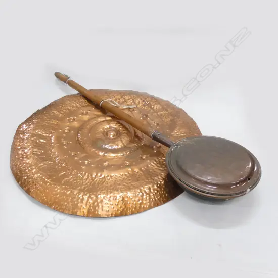 VINTAGE BRASS BED WARMER PAN L.1140mm + LGE BEATEN BRASS DISK 770mm dia