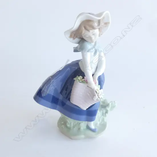 LLADRO #5222 'PRETTY PICKINGS' H.180mm