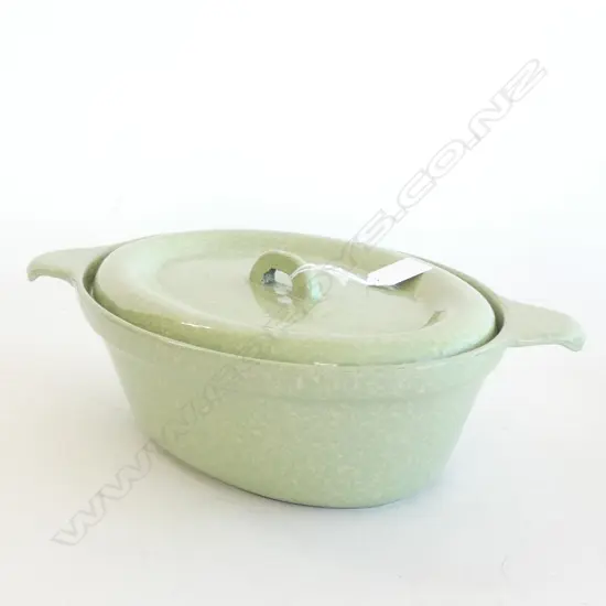 VINTAGE ENAMELLED CAST IRON LIDDED CASSEROLE DISH 'RADIATION NZ' L.300mm