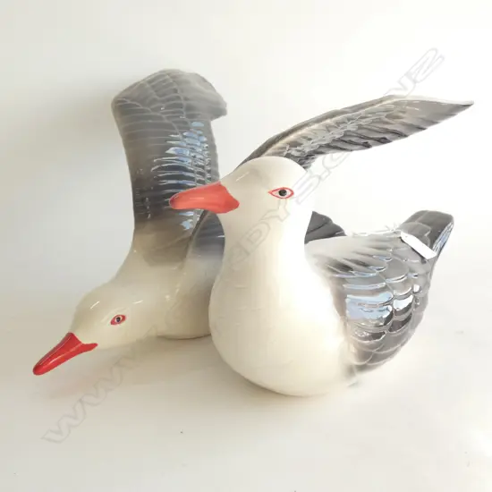 PR LG PAINTED CERAMIC SEAGULLS; ONE IN FLIGHT / ON SITTING L.380MM