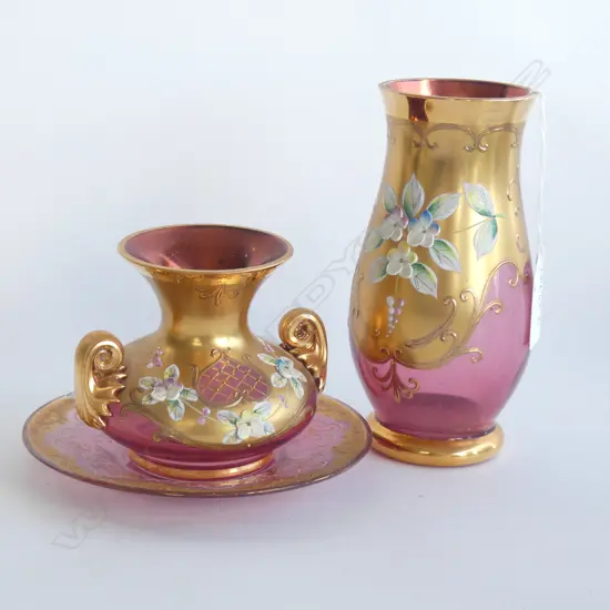 3 PCS RASPBERRY & GOLD VENETIAN GLASS; 2 VASES (TALLEST  145MM) & SM PLATE (DIA 130MM) SM CHIP