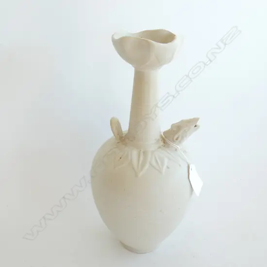 ORIENTAL WHITE EWER VASE H.270mm