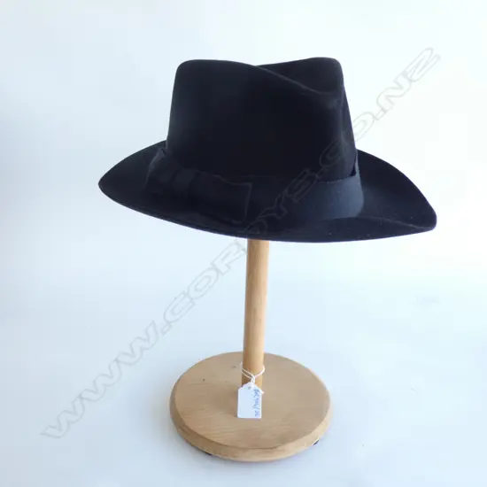 BLACK FELT HAT ON STAND H.335mm