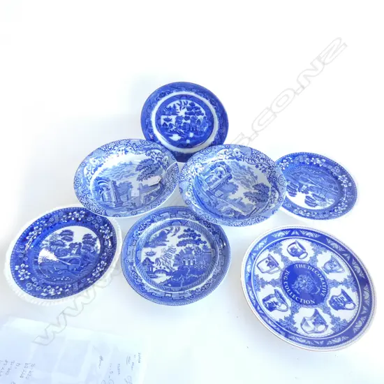 5 B/W PLATES + PR SPODE ITALIAN BOWLS 240mm dia