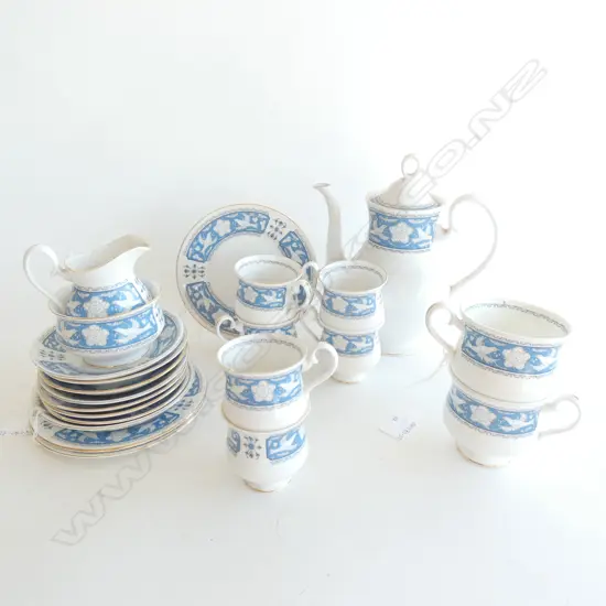 ROYAL ALBERT 'TUDOR ROSE' PART SET 22 PCES.....