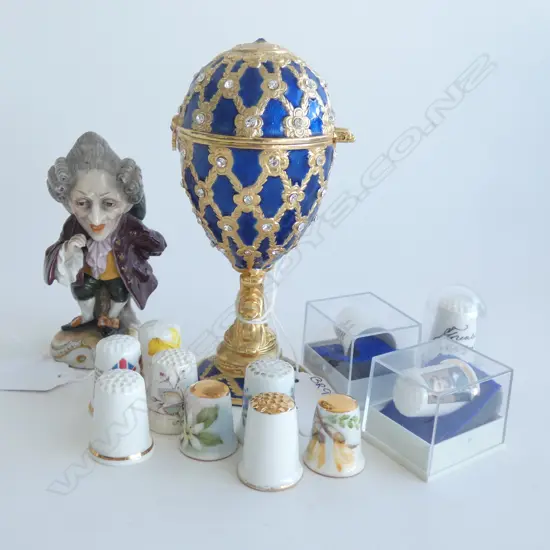 BAG  PORCELAIN THIMBLES; ORNATE EGG SHAPED CONTAINER ON STAND WITH WATCH (H 140MM) + SM CAPODIMONTE FIGURE