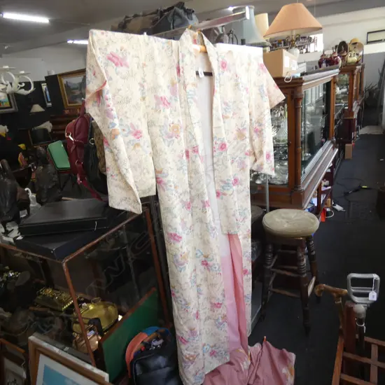 VINTAGE FULL LENGTH JAPANESE SILK KIMONO - PINK & BLUE FLORAL PRINT / PINK LINING