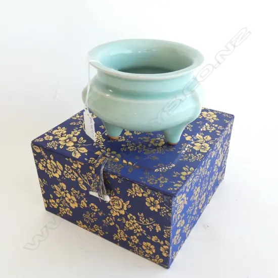 CELADON FOOTED BOWL 140mm dia