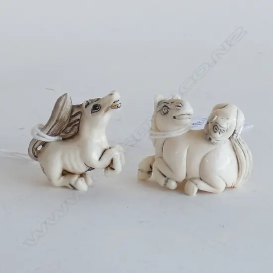 2 SMALL IVORY HORSE NETSUKE L.35mm