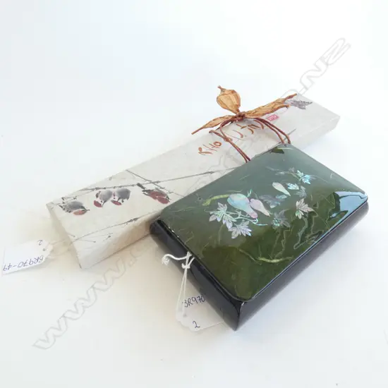 ORIENTAL LACQUERED BOX (L155MM) MOP INLAID LID & HAND FAN IN BOX 