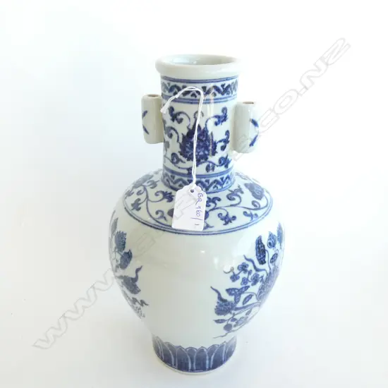 ORIENTAL B/W ARROW FORM VASE H.295mm
