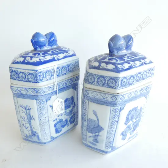 PR BLUE AND WHITE CHINESE HEXAGONAL  CONTAINERS WITH FOO DOG TOPS H 230 MM