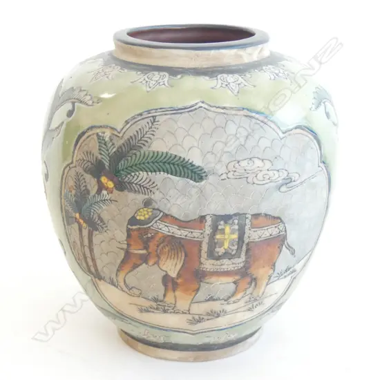GREEN CHINESE VASE w. ELEPHANT DECORATION H.200mm