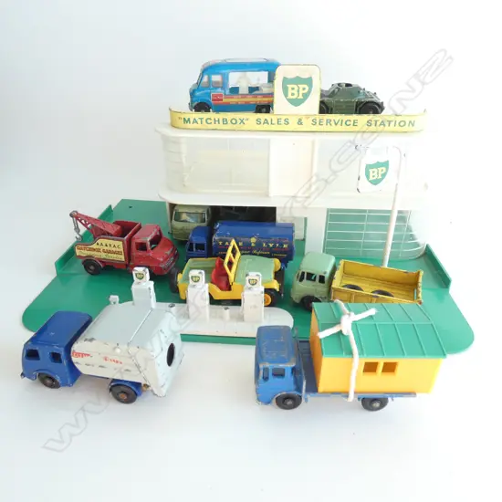 MATCHBOX GARAGE + 10 MAINLY MATCHBOX VEHICLES AF