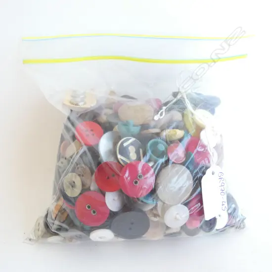 BAG ASST OLD BUTTONS 