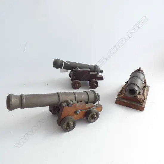 3 BRONZE MINI CANONS