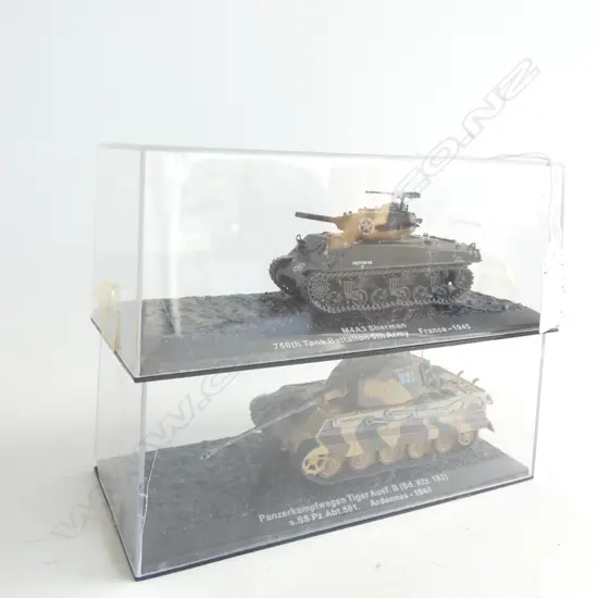 PR MODEL ARMY TANKS; 1945 SHERMAN & 1944 PANZERKAMPFWAGEN TIGER - BOTH IN CASES L 70MM