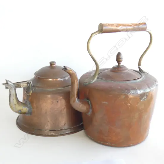 2 LARGE RUSTIC COPPER TEA KETTLES H.300mm