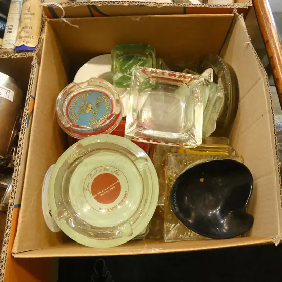 BOX SOUVENIR ASHTRAYS 
