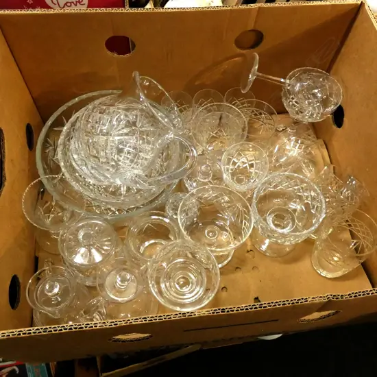 LG BOX LOT ASST CRYSTAL & GLASS - BOWLS / VASES / STEMWARE / JUGS ETC..