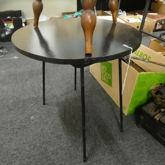 BLACK PAINTED RETRO STYLE SIDE TABLE WITH METAL LEGS D 530 MM