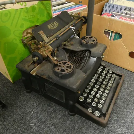 OLD 'ROYAL' TYPEWRITER 