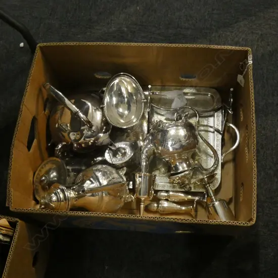 GOOD BOX LOT SILVERPLATE INCL. COFFEE POT / TEAPOT ETC..