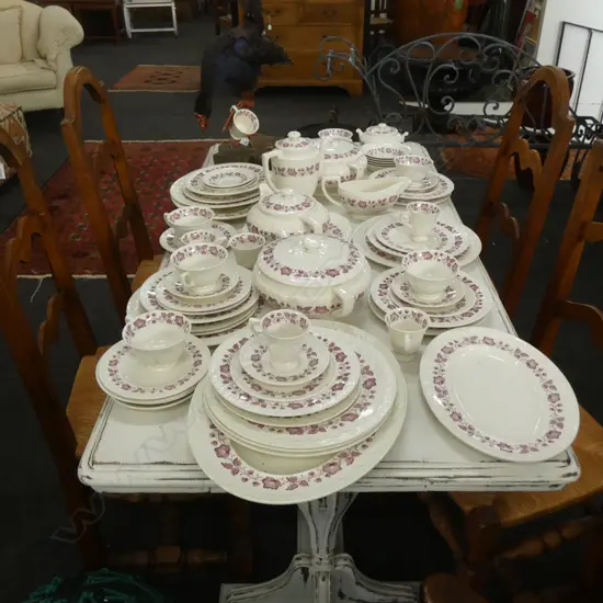 LARGE WEDGWOOD 'CLEMATIS' DINNER SET