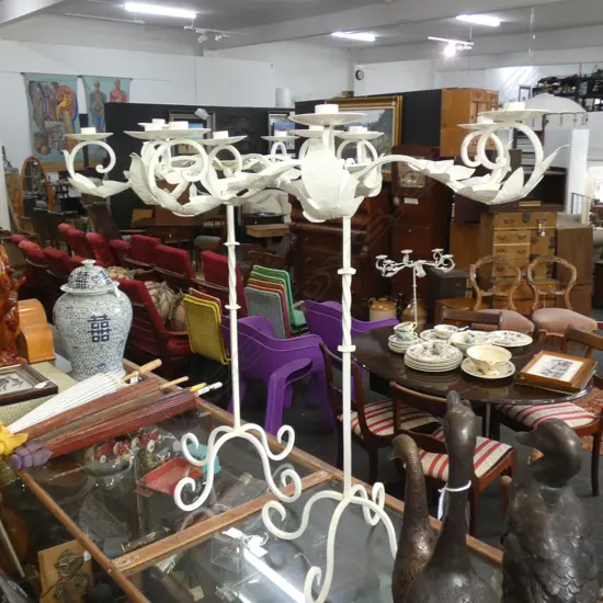 PR LG WHITE PAINTED METAL CANDELABRAS H. 835MM 700mm dia