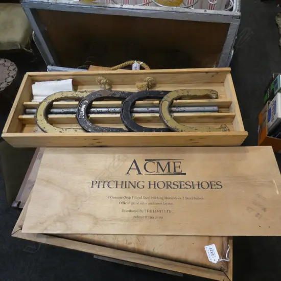 ACME PITCHING HORSESHOE GAME - IN WOODEN CARRY BOX L 655MM