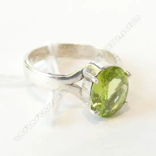 PERIDOT & 925 SILVER RING 