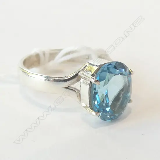 BLUE TOPAZ & 925 SILVER RING 