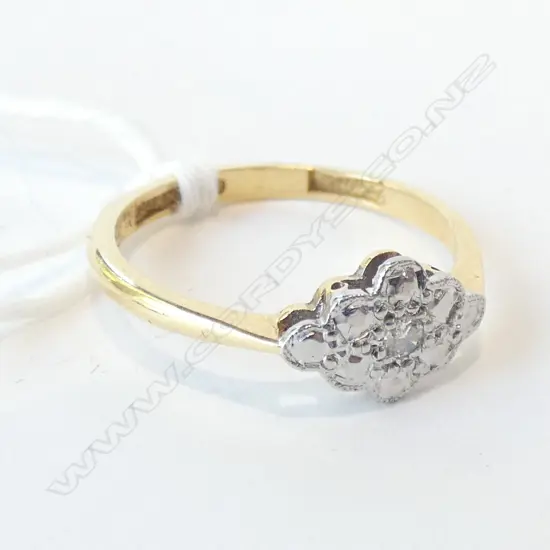 18 CT GOLD & DIAMOND RING