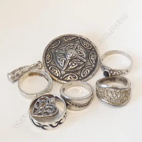 SILVER SCOTTISH BROOCH + 5 RINGS + 2 PENDANTS