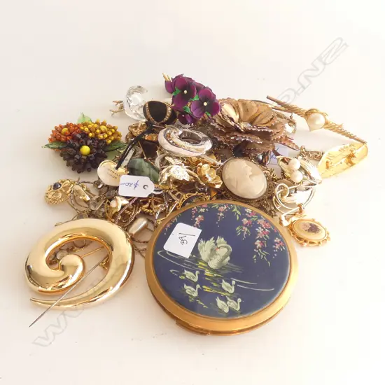 ASST. GOLD PLATE / GOLD TONE BROOCHES ETC