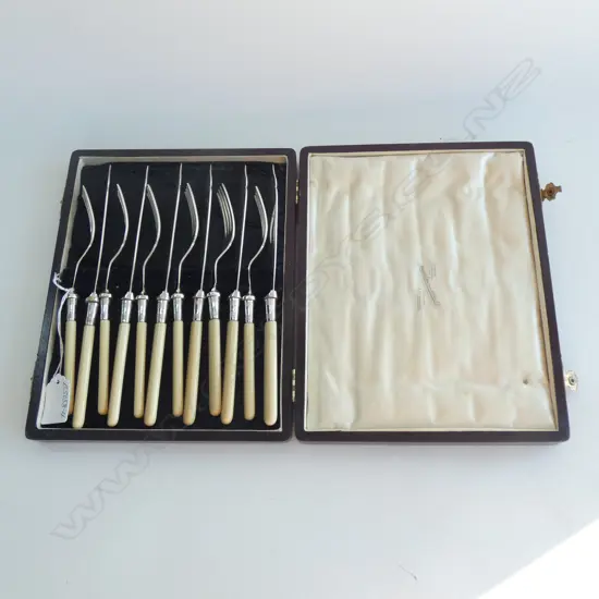 (20123) BOXED SET 6 FISH KNIVES & FORKS S/PLATE