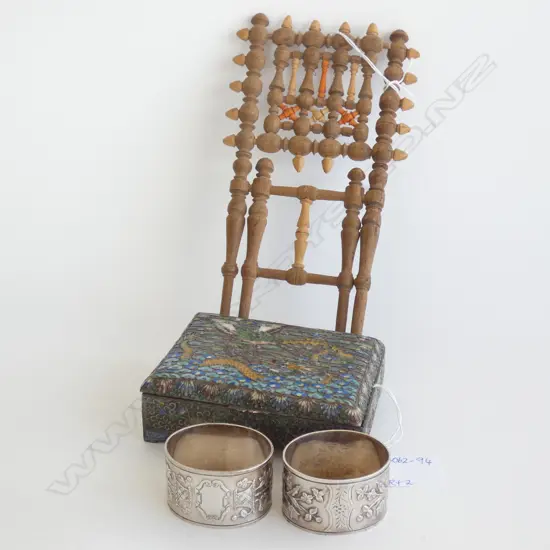 ENAMELLED LIDDED PEWTER BOX (L 110MM) 2 SILVER PLATE NAPKIN RINGS & SM WOODEN CARVED EASEL H. 225MM