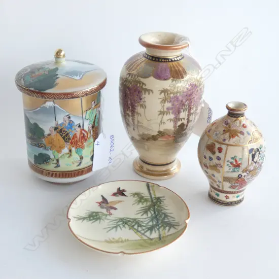 (19776) ORIENTAL PORCELAIN; 2 SM VASES (H 120MM); PLATE (DIA 90MM) & LIDDED POT (H.120MM)