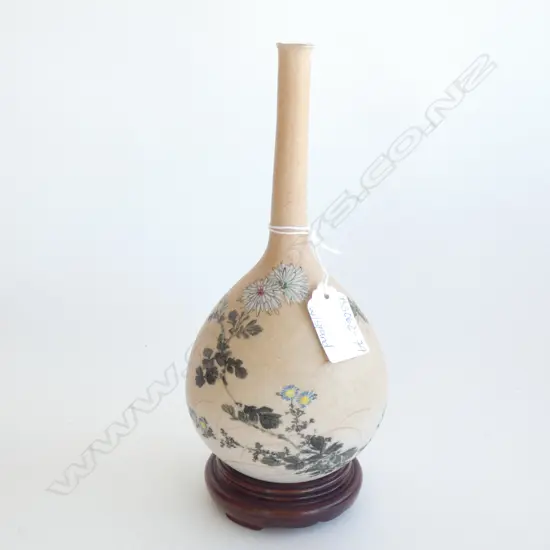 OLD ORIENTAL VASE WITH WOODEN STAND (H.235MM) VASE HAS CRACKS TO BASE