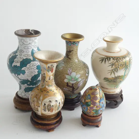 5 ORIENTAL PCS; 2 CLOISONNE VASES (LARGEST H. 125MM / 2 PORCELAIN VASES & CLOISONNE EGG. ALL COME WITH WOODEN STANDS