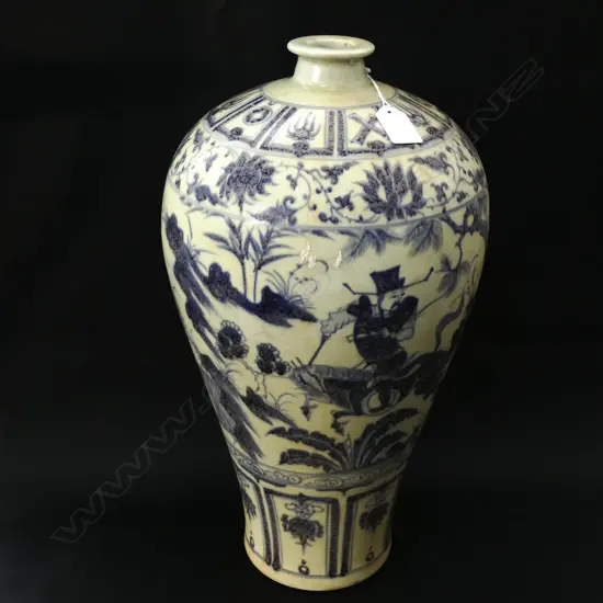 CHINESE B/W VASE H.450mm...