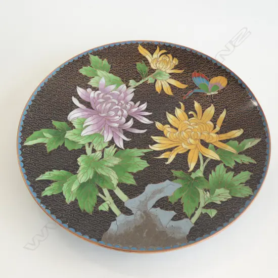 CLOISONNE PLATE - CHRYSANTHEMUM & BUTTERFLY DIA  257MM) WITH WOODEN STAND