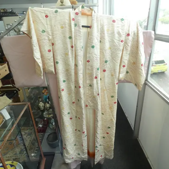 VINTAGE FULL LENGTH JAPANESE SILK KIMONO - CREAM/RED PATTERN WITH FLOWERS - CREAM/ORANGE LINING